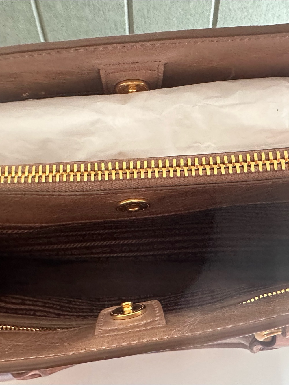 Prada taupe leather tote with gold hardware - Picture 5 of 7